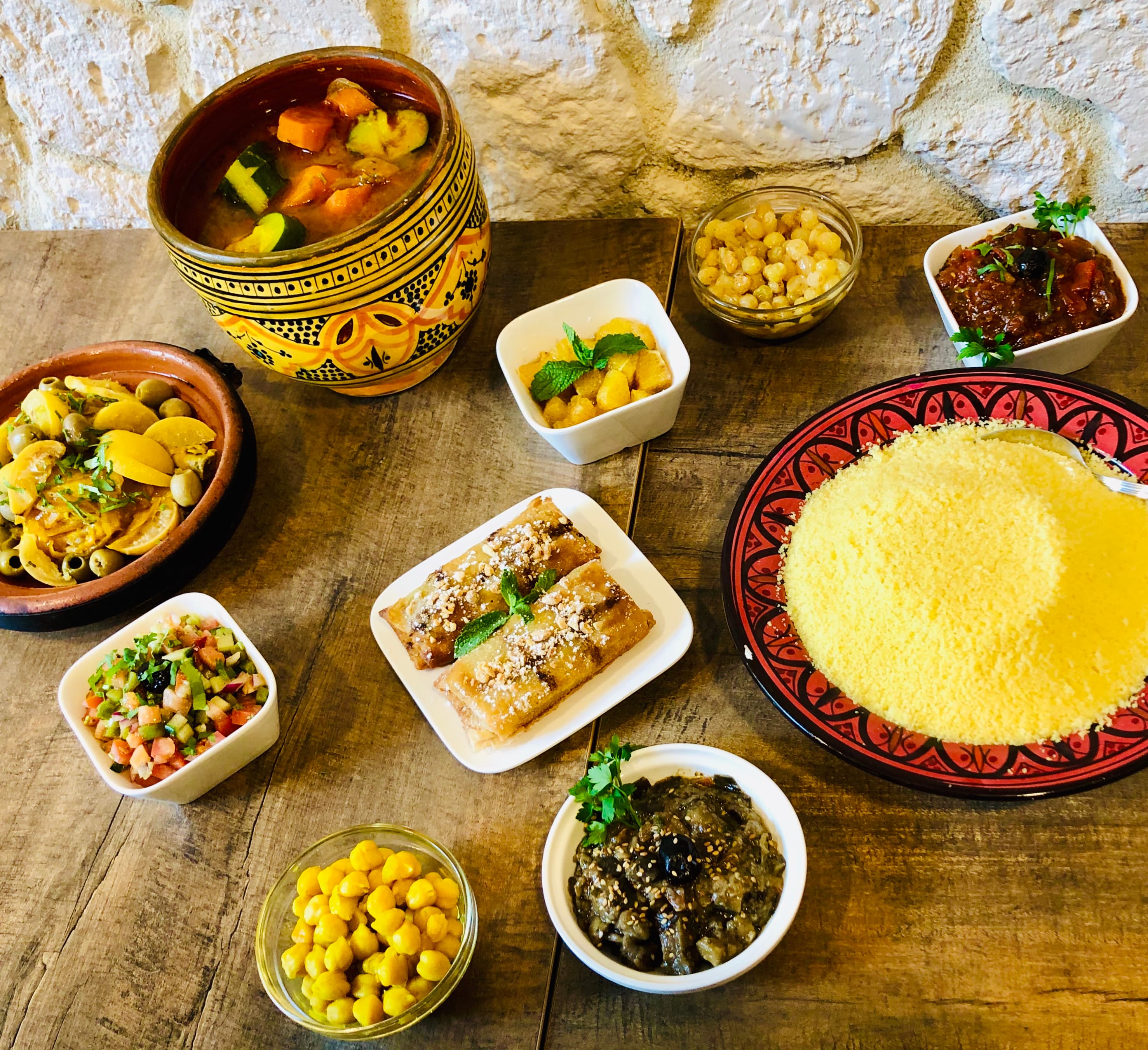 Cuisine marocaine traditionnelle — couscous, semoule et accompagnements