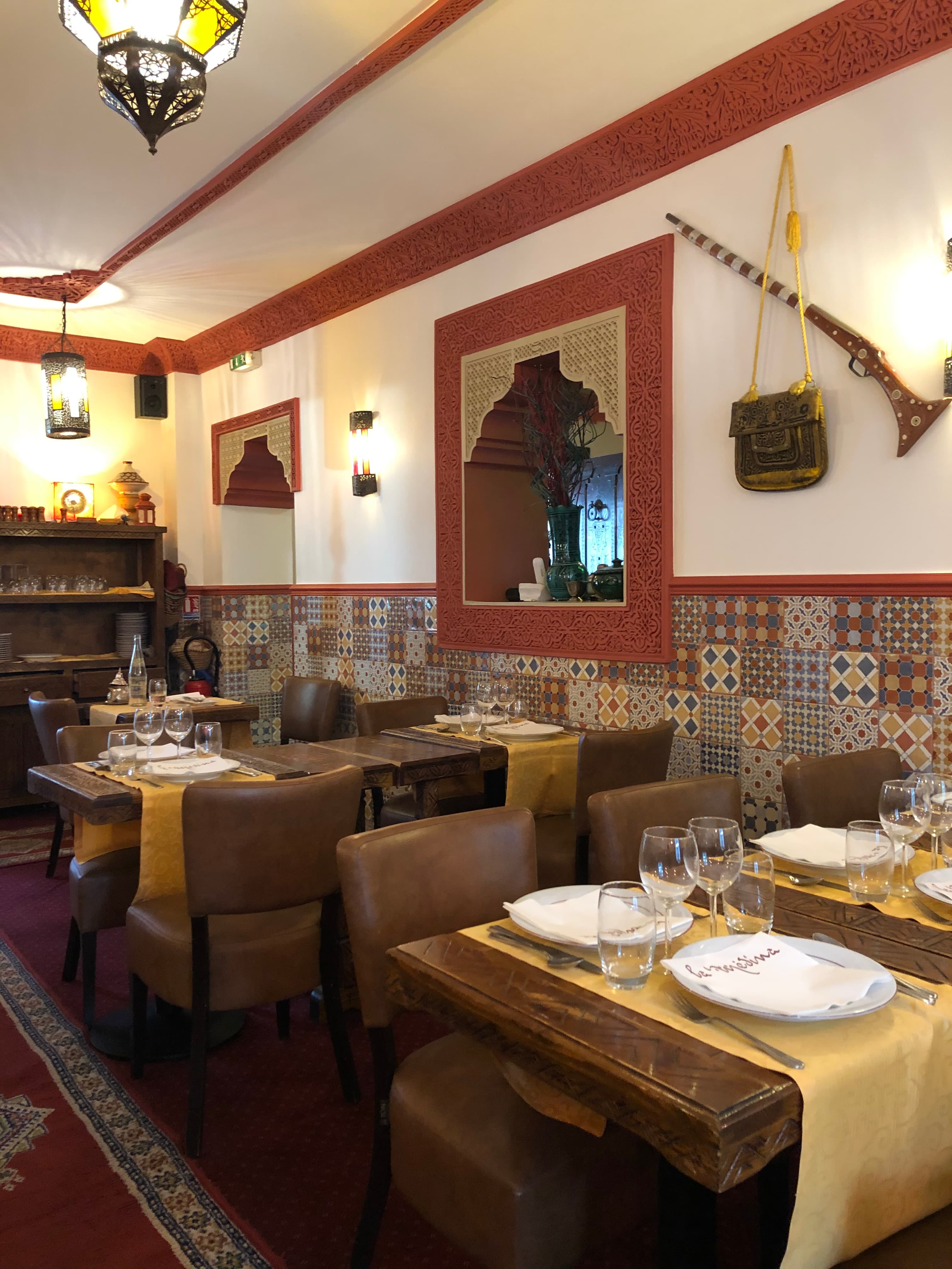 Intérieur du restaurant La Médina — décor marocain